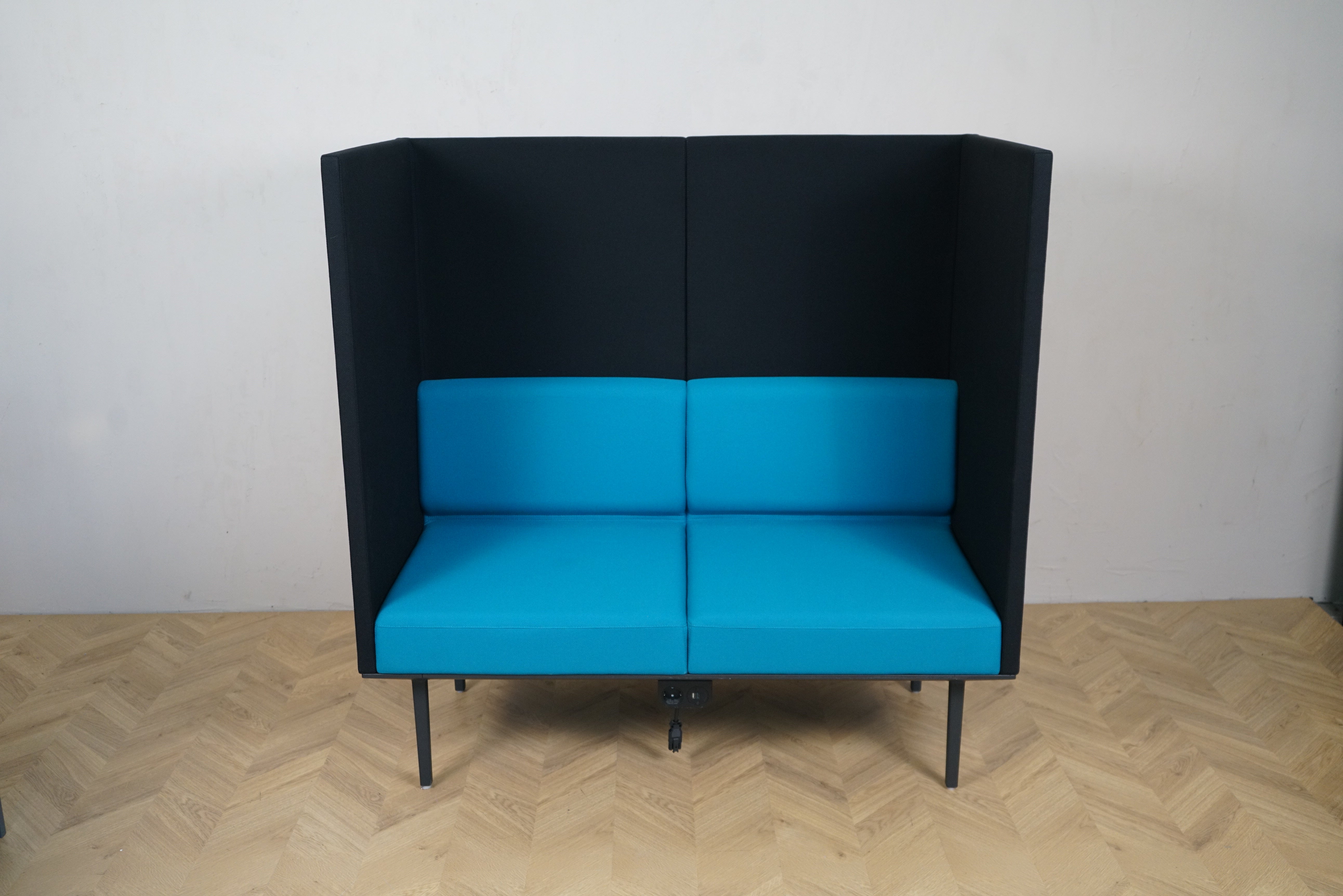 Longo sofa med akustikvægge i sort og turkis – frontvisning med siddehøjde 44 cm